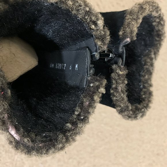 Elegant Black Suede Ankle Boots with Fur Trim - Picture 8 of 15